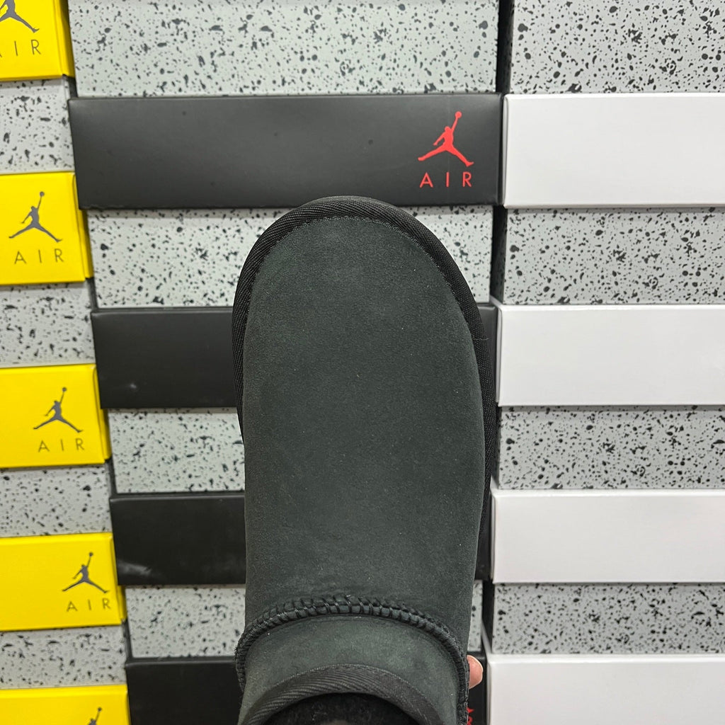 UGG Classic Ultra Mini Boot – Suede Ankle Boot with Shearling Lining, Herringbone Collar & Tonal Lug Sole in Black