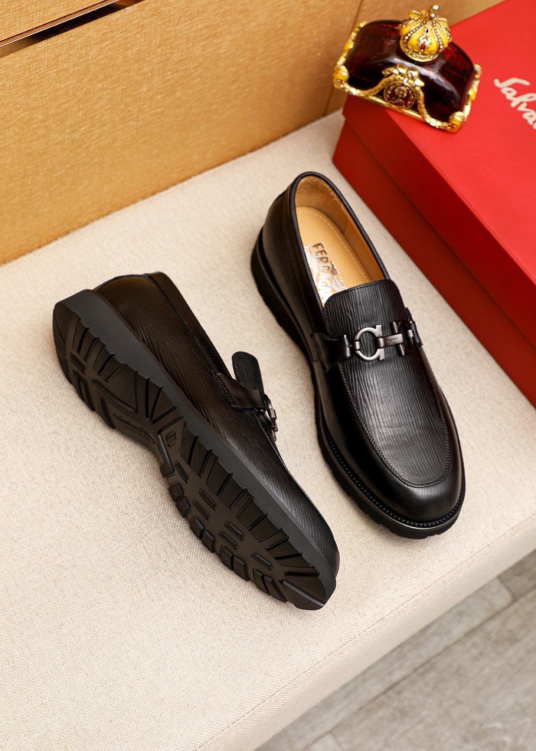 Ferragamo Men's Black Textured Bit Loafers - Rounded Toe